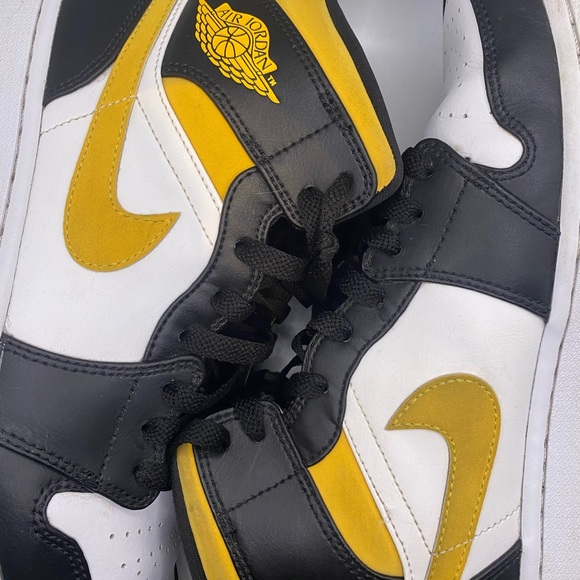 2021
Air Jordan 1 Mid 'Black University Gold' Size 9.5 Men - Picture 2 of 5